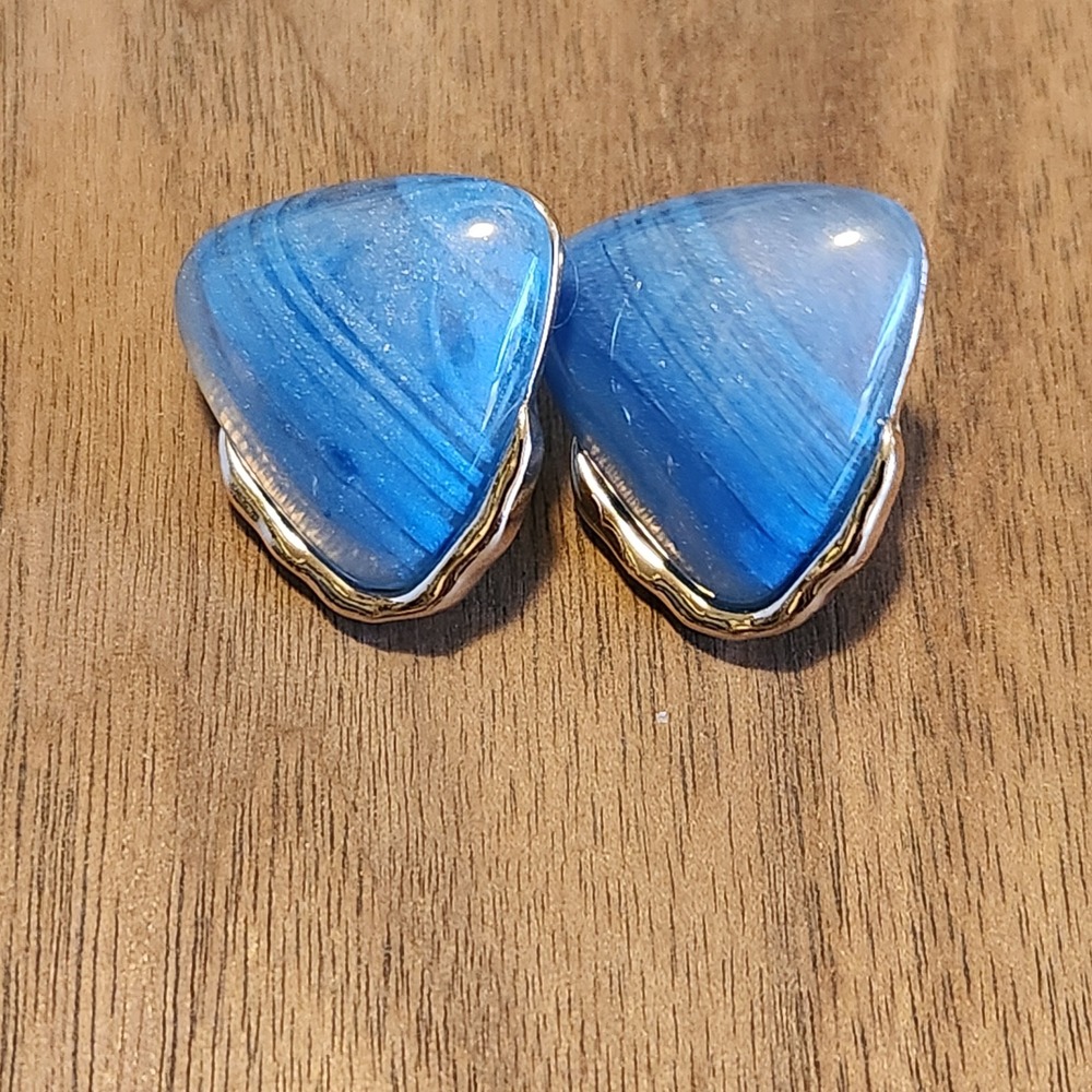 Blue Swirled Resin Triangle‎ Shield Stud Earrings Gold Tone Wavy Border Modern